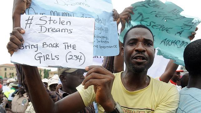 Manifestantes portan carteles en defensa de las jóvenes secuestradas por el grupo islamista Boko Haram