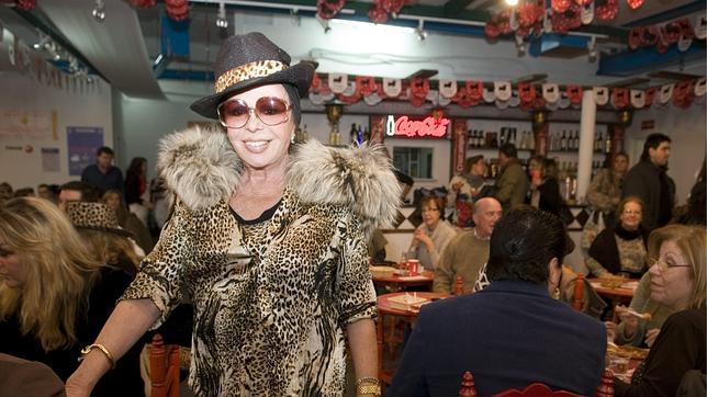 Marujita en el mercadillo de Nuevo Futuro