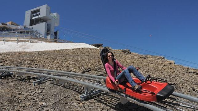 Alpine Coaster, junto a la estación, diseñada por el arquitecto Mario Botta