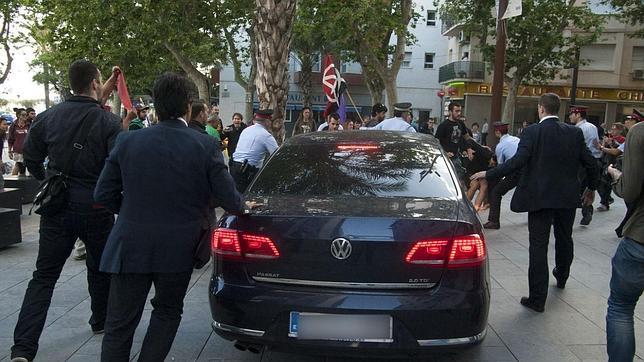 Policias escoltan el coche del ministro Montoro tras el incidente