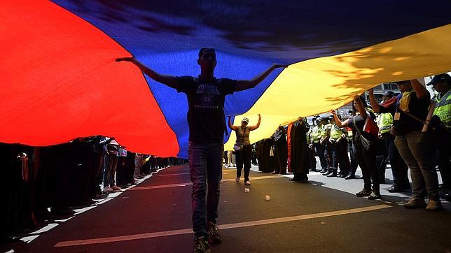 Maduro frena una manifestación de estudiantes y abogados en Caracas Maduro frena una manifestación de estudiantes y abogados en Caracas
