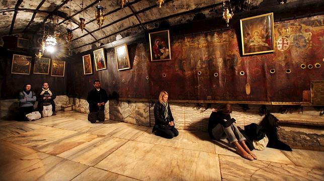 Peregrinos cristianos rezan en la Basílica de la Natividad