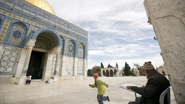 Un niño juega frente a la Explanada de las Mezquitas