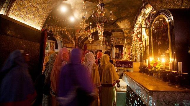 Mujeres en la iglesia del Santo Sepulcro