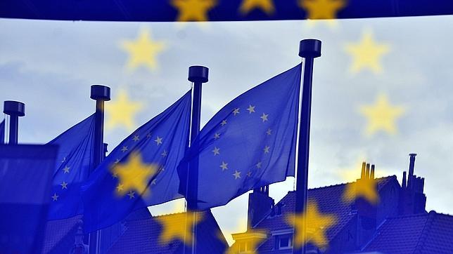 Las banderas de la UE se reflejan en la sede de la Comisión Europea