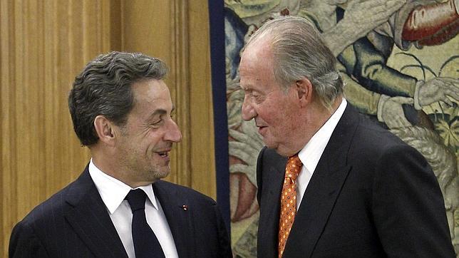 El Rey, charlando con Nicolas Sarkozy en la Zarzuela este 28 de mayo