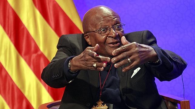 Desmond Tutu, durante la rueda de prensa que ha ofrecido este martes en Barcelona