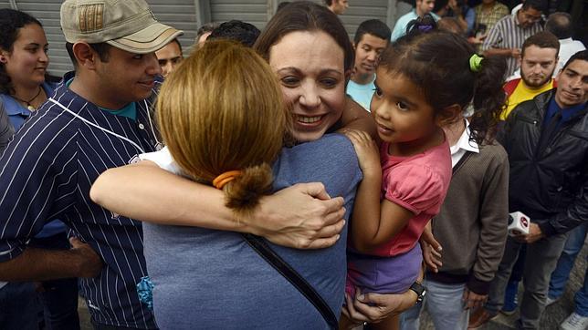 María Corina Machado se abraza con una simpatizante, la semana pasada junto a la Fiscalía en Caracas