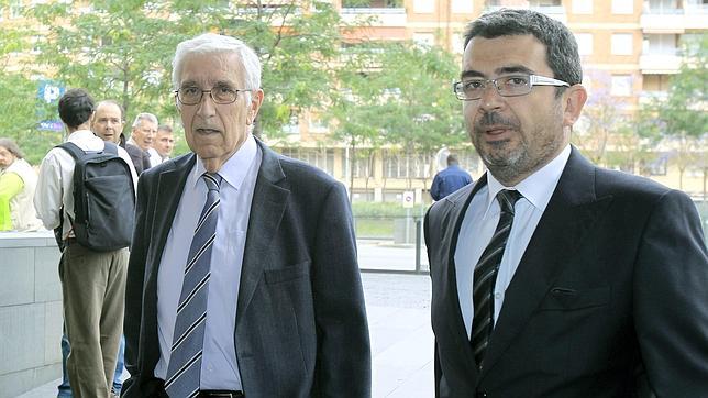 Osàcar (izquierda), junto al responsable de régimen interno de CDC, a su llegada al juzgado
