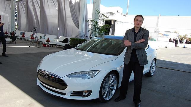 Misk junto a uno de los coches de Tesla Motors