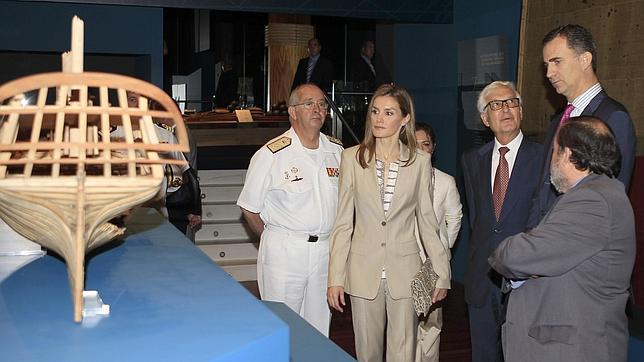 Los Príncipes reciben explicaciones sobre el modelo de la fragata construido en el Museo Naval