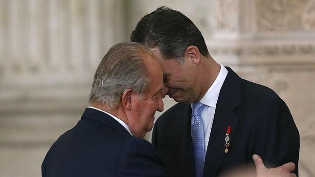 Instante en el que Don Juan Carlos abraza a su hijo, el futuro Felipe VI