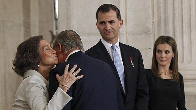 El beso entre el Rey Juan Carlos I y la Reina Doña Sofía