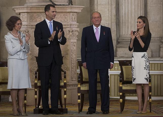 Doña Sofía, Don Felipe y Doña Letizia aplauden a Don Juan Carlos tras la firma de la ley de abdicación