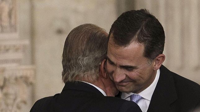 El abrazo en el que se han fundido Don Juan Carlos y Don Felipe, un gesto entre «Reyes»