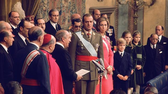 Madrid, 22/11/1975: proclamación de Juan Carlos I como Rey de España, con el Heredero de la Corona a su lado, el que ahora reinará como Felipe VI 
