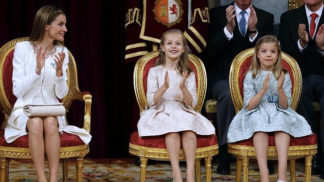 Doña Leonor y Doña Sofía, formales y alegres en la proclamación de Felipe VI