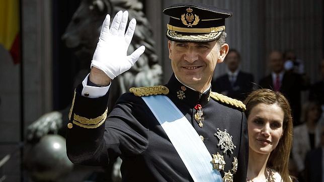 El rey Felipe VI preside a las puertas del Congreso el primer desfile militar tras su proclamación