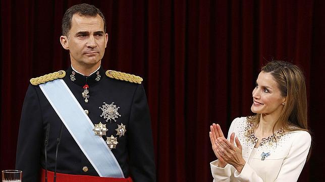 Doña Leticia aplaude al Rey Felipe VI, tras su discurso en el acto de proclamación ante las Cortes Generales