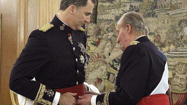Don Juan Carlos coloca el fajín de capitán general a Felipe VI