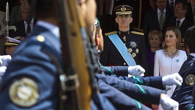 El Rey Felipe VI ha presidido hoy junto a la Reina Letizia su primer desfile militar a las puertas del Congreso 