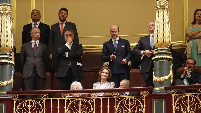 La madre de la Reina Letizia, Paloma Rocasolano (abajo en el centro) y su abuela paterna, Menchu Álvarez del Valle, a su lado, junto al padre de Paloma, de 96 años