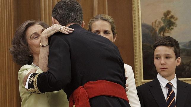 El Rey besa a su madre en presencia de su hermana la Infanta Elena y su sobrino Felipe Juan Froilán