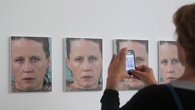 Dos mujeres conversan frente a una de las obras de la artista estadounidense Roni Horn