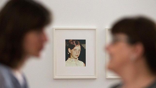 Dos mujeres conversan frente a una de las obras de la artista estadounidense Roni Horn