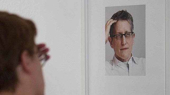 Dos mujeres conversan frente a una de las obras de la artista estadounidense Roni Horn