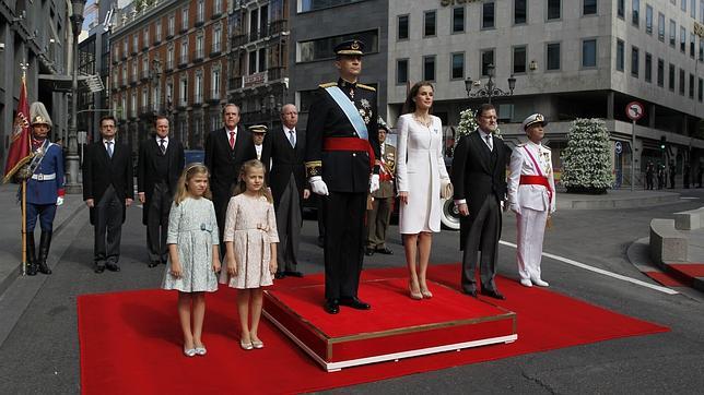 Felipe VI, junto a Doña Letizia, la Princesa de Asturias, la Infanta Sofía, Mariano Rajoy y el jefe de Estado Mayor de la Defensa