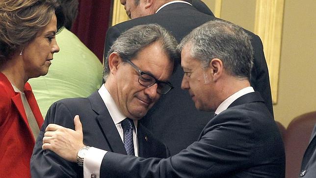 Los presidentes Mas y Urkullu en la tribuna de invitados en el acto de proclamación de Felipe VI