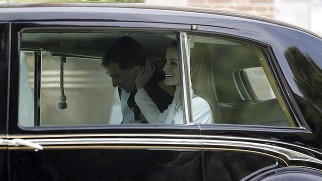 Los Reyes salen del Palacio de la Zarzuela para dirigirse al Congreso de los Diputados