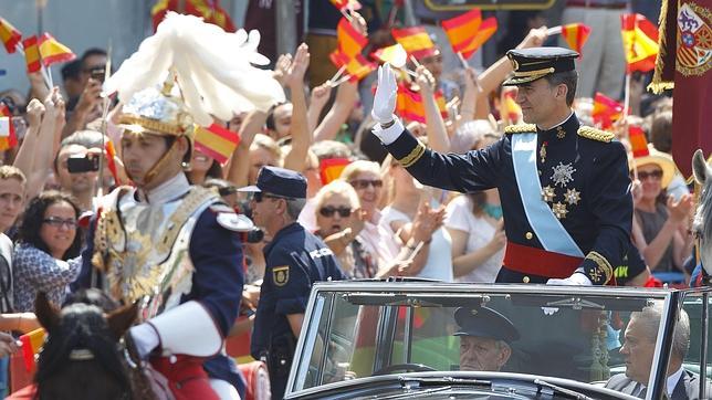 Ambiente en Plaza de España al paso de Felipe VI tras su proclamación como Rey