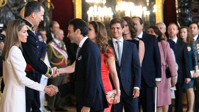 Los Reyes Felipe VI y Doña Letizia saludan al torero Enrique Ponce y su mujer, Paloma Cuevas, en la recepción en el Palacio Real