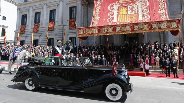 El nuevo Rey a la salida del Congreso