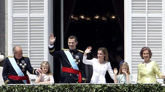 La Familia Real al completo saluda desde el balcón