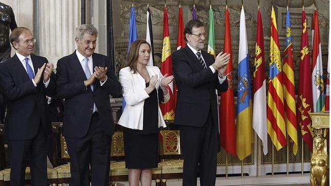 El presidente del Gobierno, Mariano Rajoy, su esposa, Elvira Fernández, durante el acto de sanción