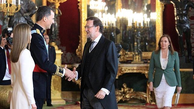 Elvira Fernández entra en el Salón del Trono