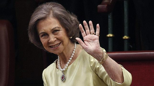 La Reina Doña Sofía saluda durante el acto de proclamación de su hijo Don Felipe