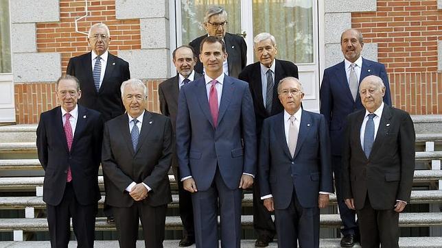 El Rey Felipe VI posa con los responsables de las Reales Academias