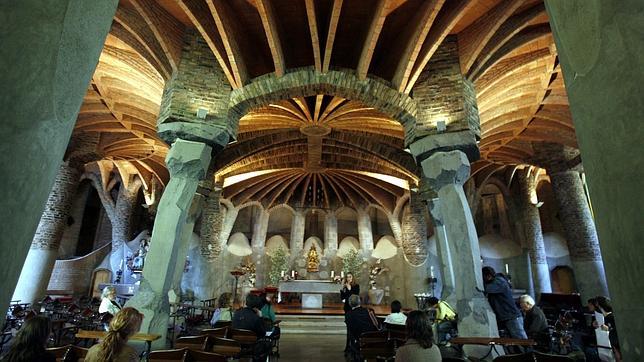 La cripta se encuentra a unos 17 kilómetros de Barcelona, en Santa Coloma de Cervelló