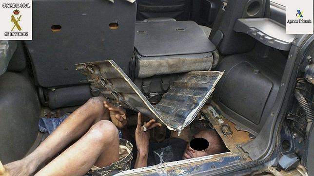 Tres inmigrantes intentan pasar a Melilla escondidos en los asientos de un coche