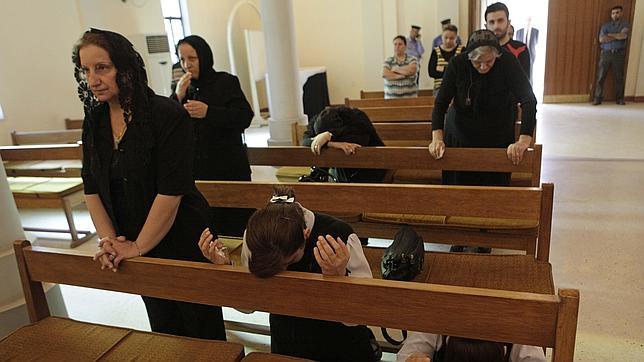Cristianos iraquíes rezan en una iglesia de Bagdad