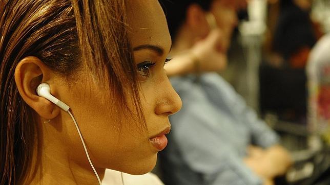 Una mujer escucha música a través de sus auriculares