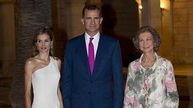 Los Reyes de España posan con Doña Sofía