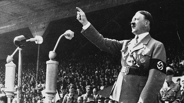Un europarlamentario del UKIP enseña a los jóvenes de su partido a hablar como Hitler