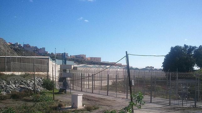 Valla que separa Ceuta (España) con Marruecos, vista desde el lado marroquí