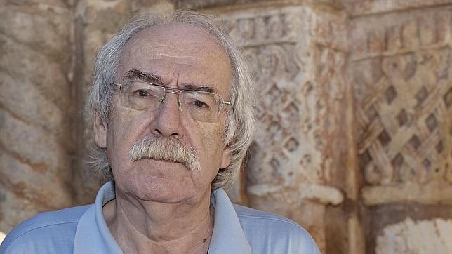 Aurelio Arteta, ante los capiteles de San Juan de Duero, en Soria