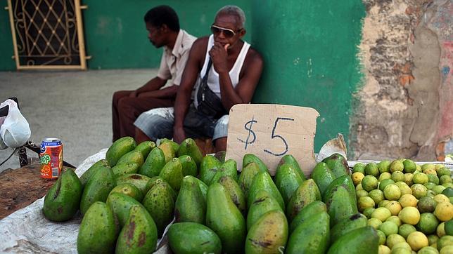 Puesto de frutas en La Habana del incipiente sector privado cubano